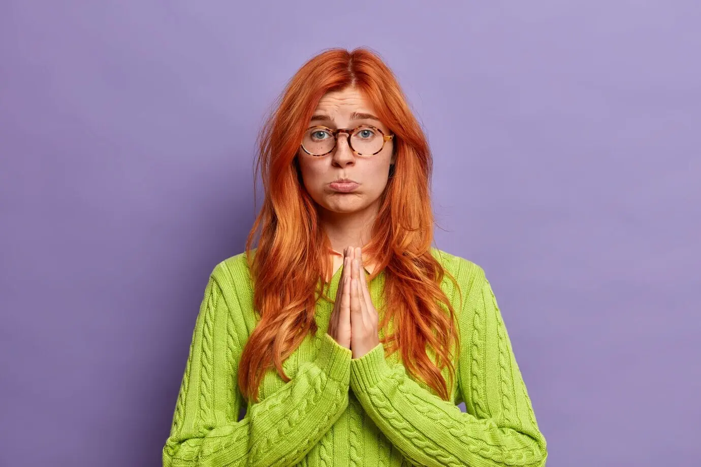 Крупный план молодой рыжеволосой женщины, жестикулирующей.