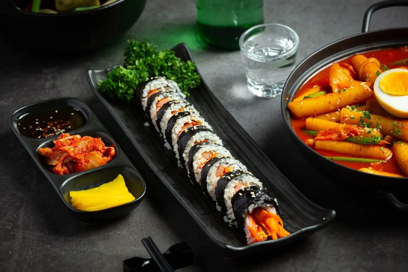 Кимбап, корейское блюдо — рис на пару с овощами в морских водорослях.