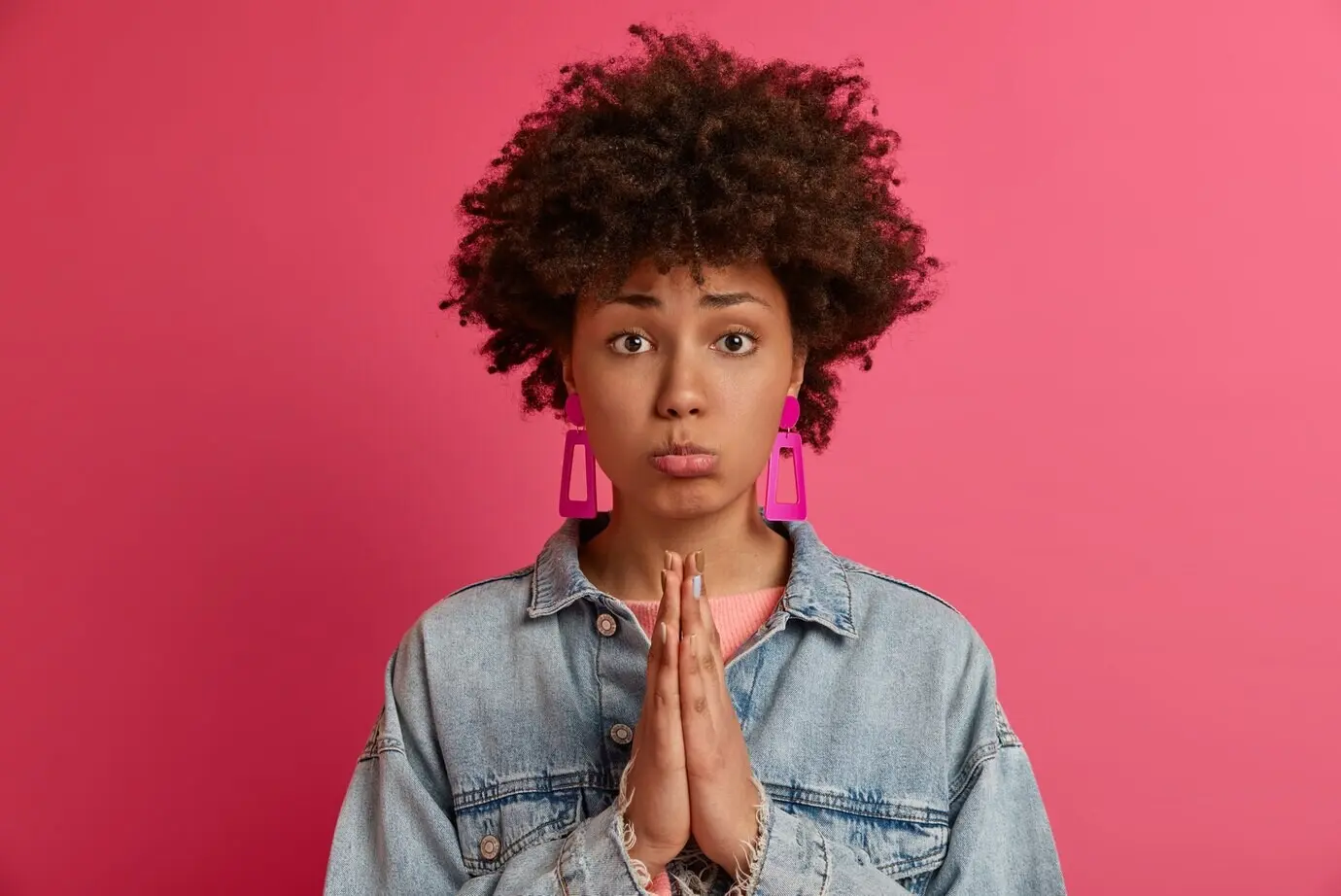 Крупный план изолированной молодой привлекательной и харизматичной женщины