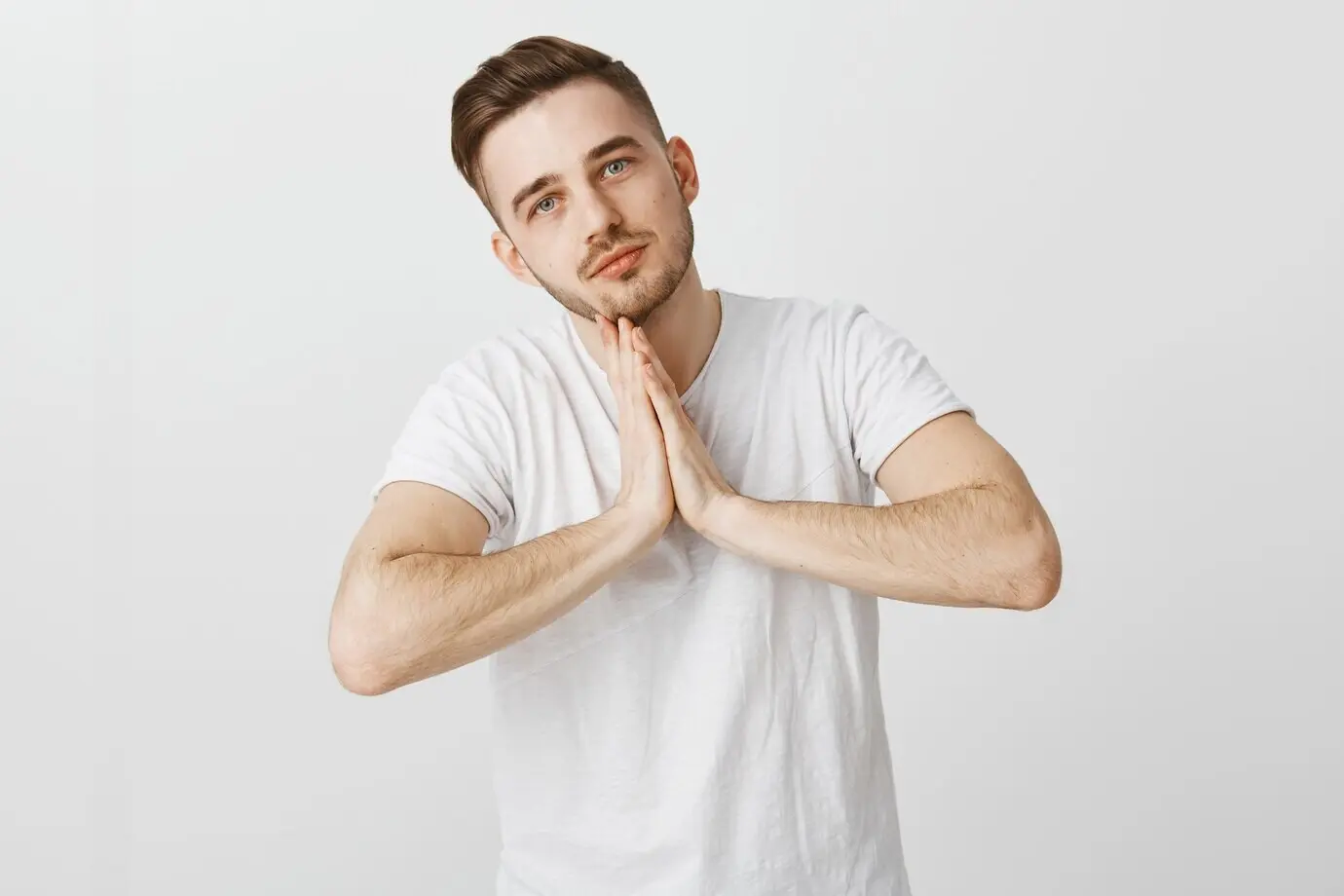 Милый, полный надежды парень просит о помощи, умоляет об услуге.