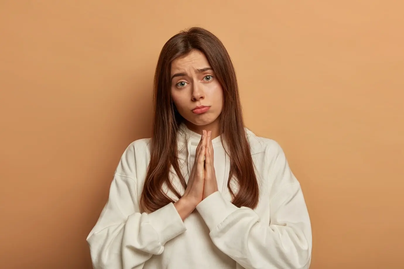 Портрет молодой и красивой женщины, жестикулирующей.